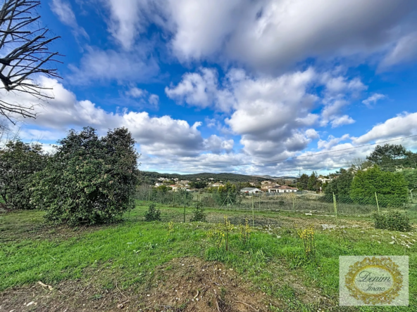 Terrain constructible de 893 m² à Rousson avec vue dominante
