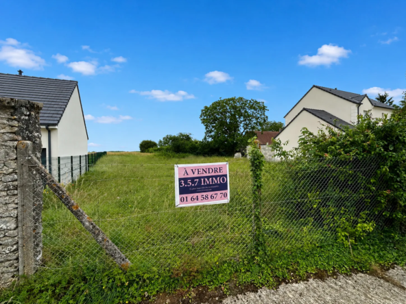 Terrain plat à bâtir de 836 m² à Brouy, séduisant et facilement aménageable