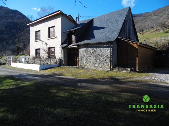 Maison et grange versant sud Charmante maison de montagne à vendre à Saint-Lary avec terres et dépendances
