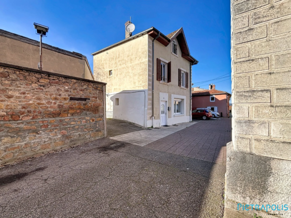 Belle maison de ville avec jardin à Thizy-les-Bourgs proche commodités