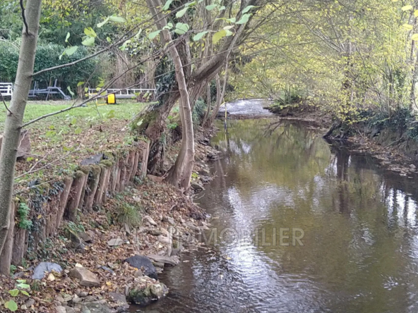 A vendre maison de campagne avec dépendances et terrain en bordure de rivière