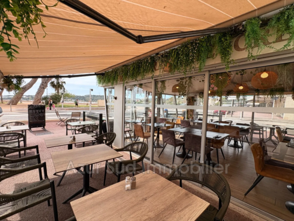 Restaurant face à la mer à Antibes avec terrasse et potentiel élevé