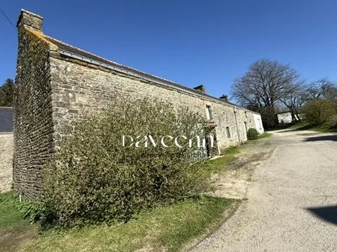Corps de ferme à restaurer proche de Vannes avec grange et garage sur parcelle de 1200m²