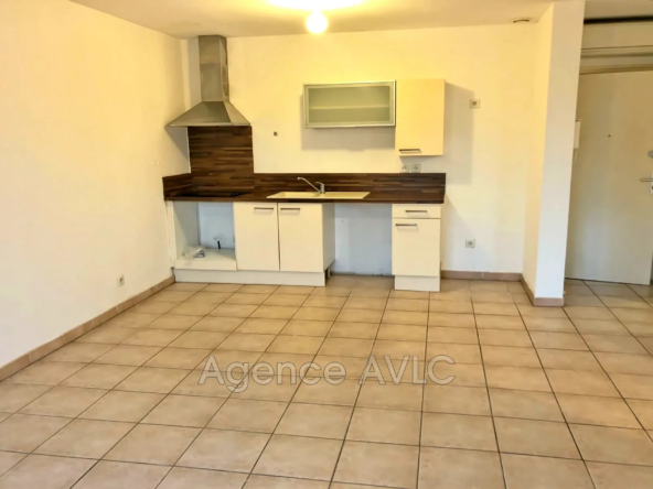 Appartement T2 à Pont de Crau, loué, avec terrasse et parking à Arles