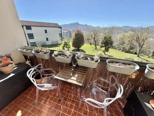 Studio à Saint-Jean-de-Luz avec vue sur la Rhune, résidence avec piscine