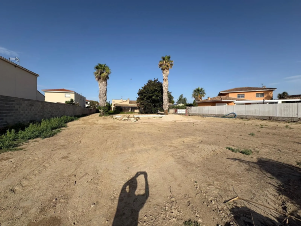 Terrain à Bompas de 1191 m² avec piscine à rénover dans un quartier résidentiel calme