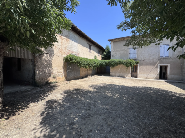 Maison à rénover à Bourg-de-Péage avec dépendance et hangar - Opportunité d'investissement