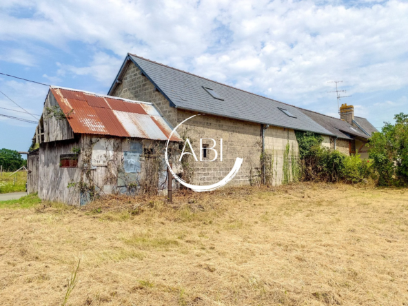 Ancienne grange à rénover à Saint Julien du Terroux avec terrain de 700 m²