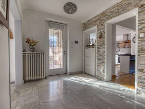 Belle maison rénovée de plain-pied avec grand sous-sol à Tanus, proche d’Albi et Rodez
