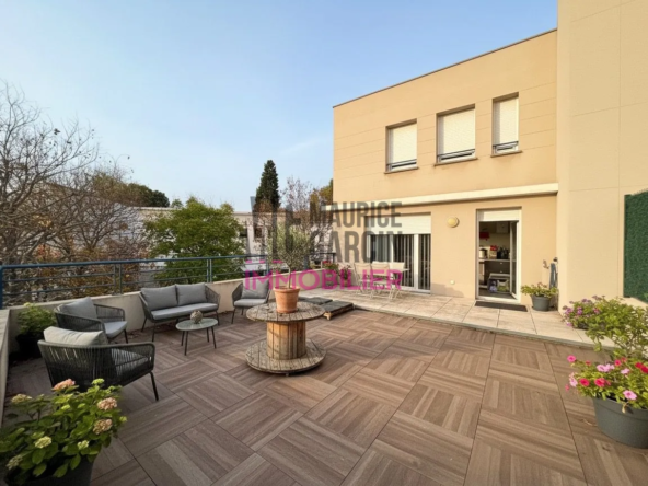Maison duplex avec grande terrasse, garage et parking à Montfavet