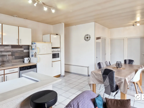 Maison à vendre à Bérat - Spacieux potentiel avec jardin et garages
