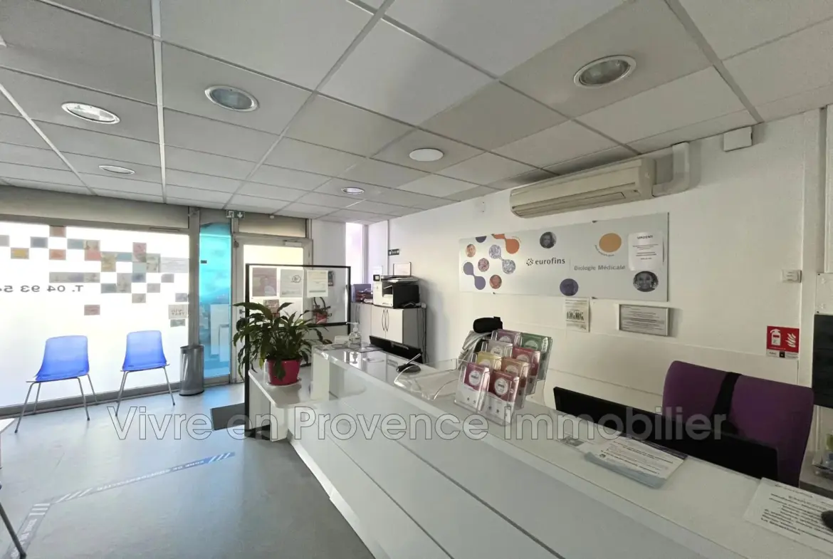 Local commercial en centre-ville de La Trinité – 95 m² avec cave et parking 