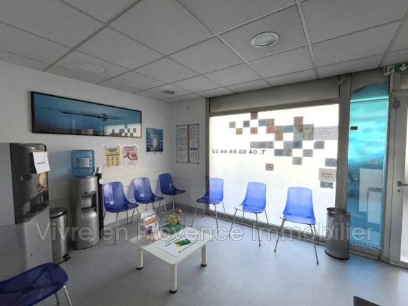 Local commercial en centre-ville de La Trinité – 95 m² avec cave et parking
