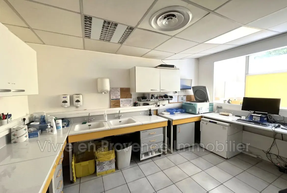 Local commercial en centre-ville de La Trinité – 95 m² avec cave et parking 
