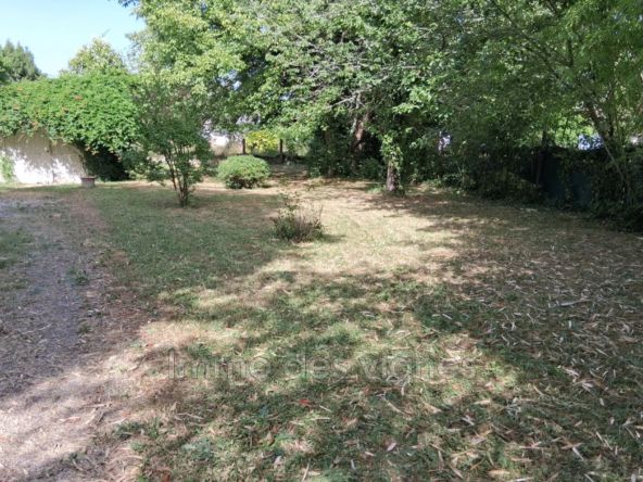 Terrain constructible de 540 m² à Sainte-Eulalie, secteur calme et privilégié