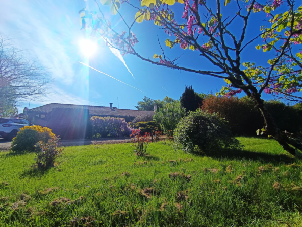 Maison de plain-pied à Condezaygues avec jardin et garage