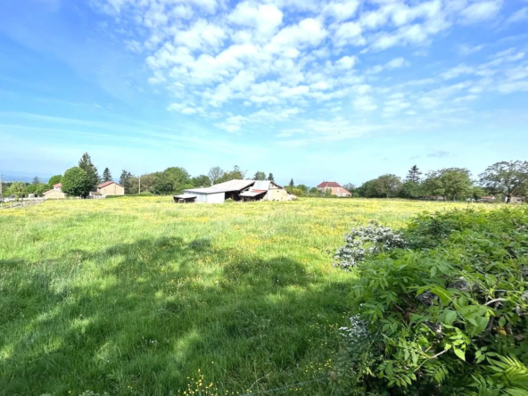 Bâtiment en pierres à rénové à Fleury-la-Montagne avec grand terrain de 10 432 m²