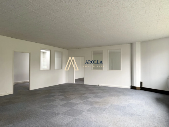 Local professionnel de 138 m² à Archamps, disponible immédiatement, idéal pour votre activité