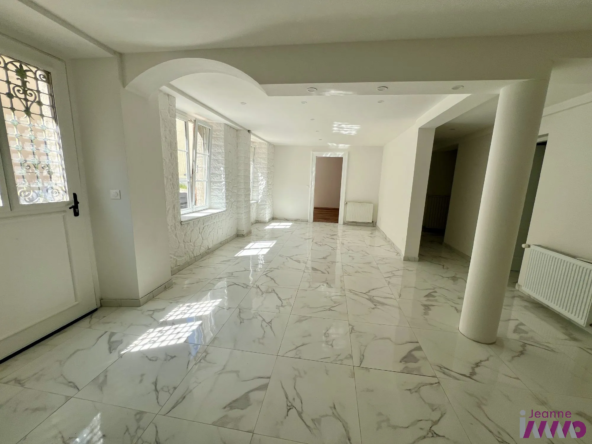 Appartement T4 rénové avec jardin et parking au centre-ville de Delle
