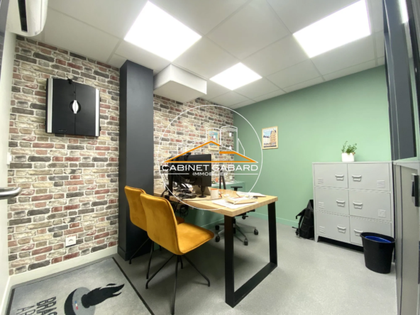 Local commercial rénové à Angers avec bureaux, coworking et terrasse