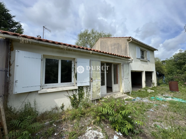 Maison à rénover sur plus de 2200 m² à Le Perrier avec fort potentiel