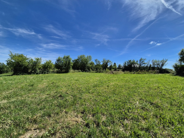 Terrain constructible de 1120 m² à Moyrazès, idéal pour votre projet de maison