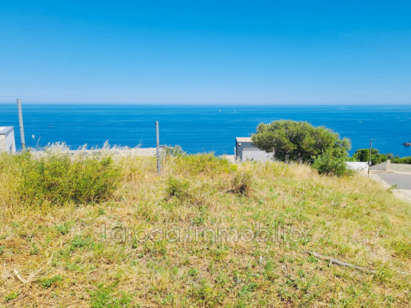 Terrain constructible de 351 m² avec vue mer à Cerbère