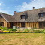 Charmante chaumière à vendre près de Beaumont-le-Roger avec dépendance et jardin clos