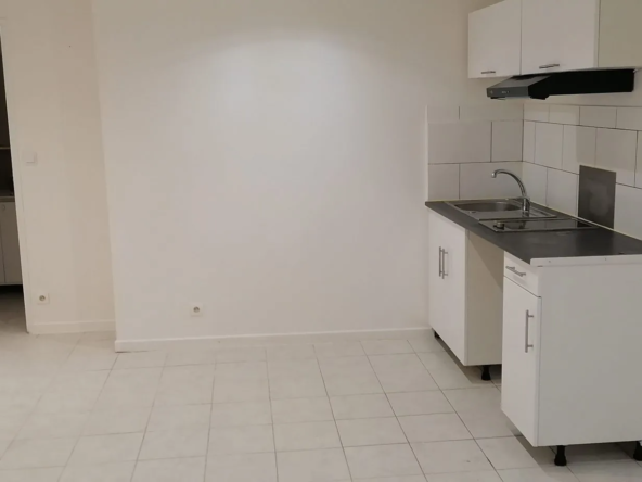 Studio loué de 30 m² à vendre à Gonfaron, investissement locatif sûr