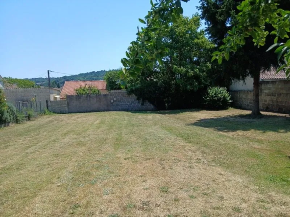 Terrain constructible de 516 m² à Périgueux avec raccordements complets
