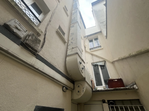 Fonds de commerce restaurant rapide à vendre à Paris 11e, emplacement idéal proche du métro Faidherbe Chaligny