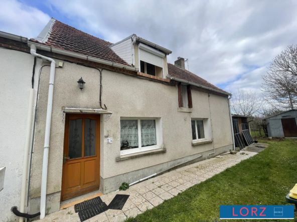 Maison de ville à rénover à Bourges avec garage et potentiel d'aménagement