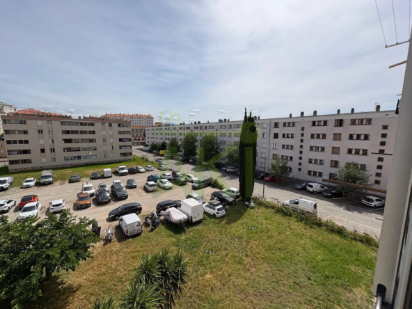 Appartement T5 à Cannes avec terrasse fermée, cave et parking privé - Quartier populaire