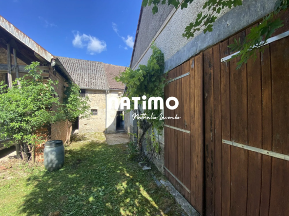 Ensemble immobilier en pierre avec dépendances à rénover dans l'Auxois