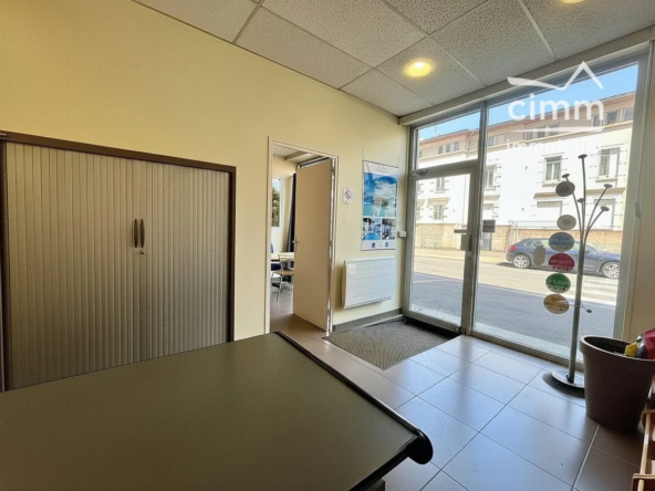 Local commercial à vendre à Grenoble - 74,67 m² avec stationnement et cour