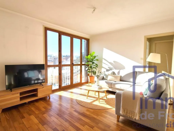 salon aménagé par l ia Bel appartement T2 à Saint-Étienne Bellevue avec cave et garage en vente