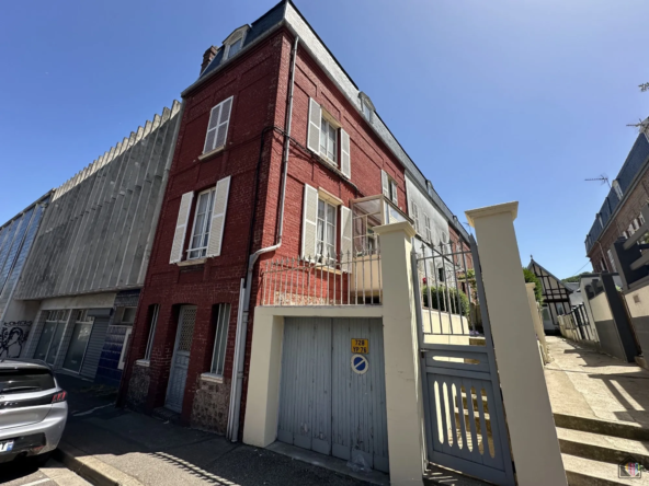 Maison de ville à rénover avec garage et terrasse en centre-ville de Fécamp