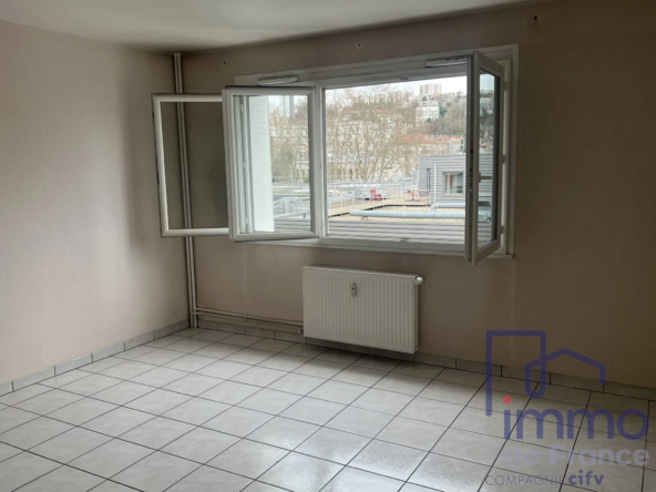 Appartement T3 de 67 m² à Saint-Étienne avec ascenseur, cave et garage