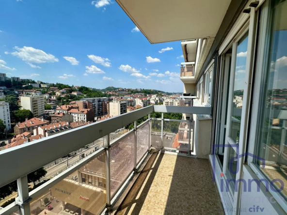 Appartement T4 rénové avec vue dégagée au 12ème étage à Saint-Étienne