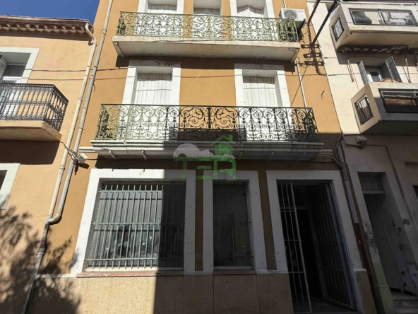 Immeuble de rapport à Béziers à rénover avec plusieurs appartements et terrasse en centre-ville