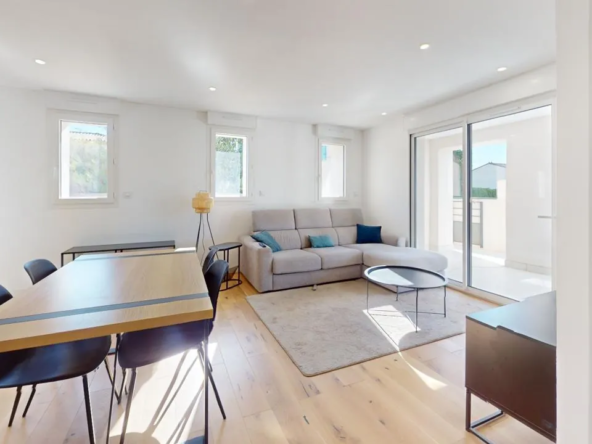 Maison de ville T4 à Vergèze avec extérieur, 3 chambres, parking, récente rénovation