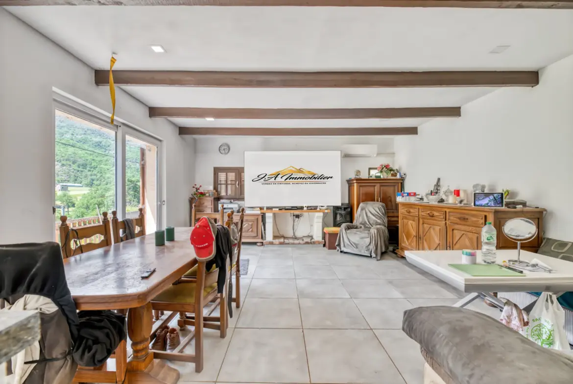 Maison individuelle de 81 m² à Roussillon-sur-Tinée avec terrain, vue et annexes 