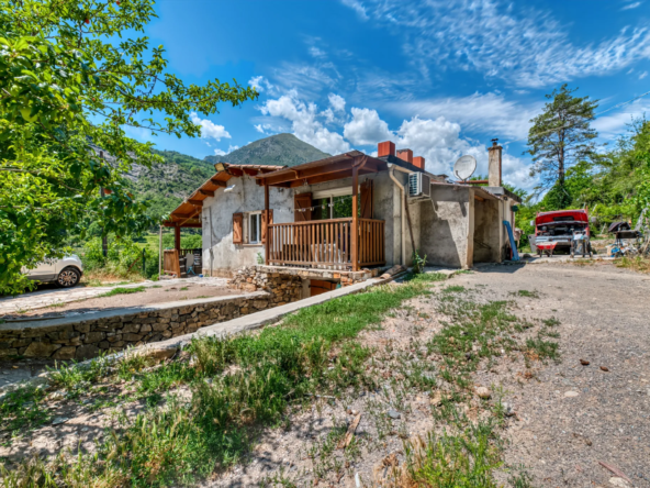 Maison individuelle de 81 m² à Roussillon-sur-Tinée avec terrain, vue et annexes