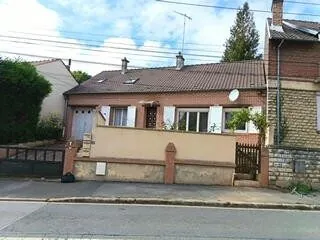 Ensemble immobilier à Noyon avec 3 logements, cour privée, garage et hangar