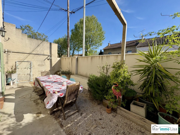 Belle maison bastide avec jardin et parking à Sénas