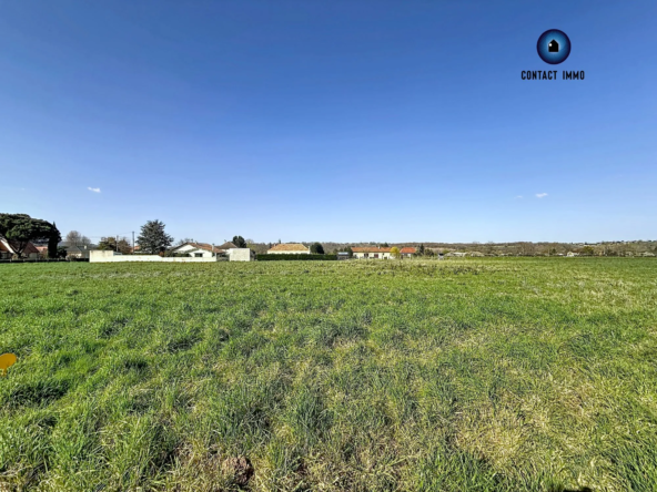 Terrain constructible de 3 102 m² à Pazayac, lumineux et calme