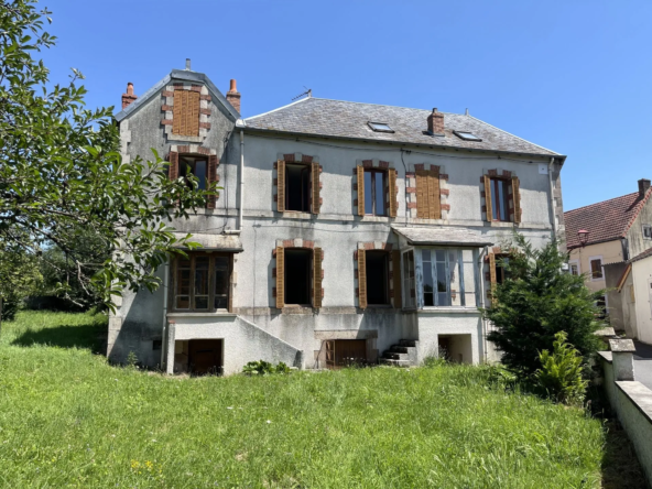 Maison à rénover de 220 m² à Saint-Éloy-les-Mines avec potentiel en bord d’eau