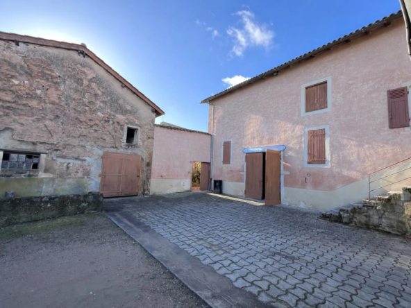 Maison avec dépendance à Saint-Étienne-des-Oullières, fort potentiel d'aménagement