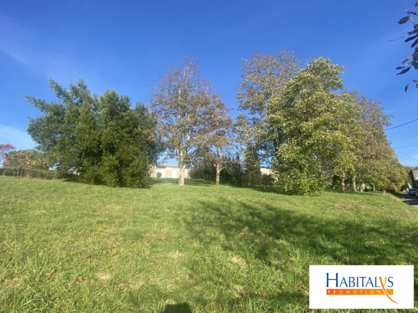 Terrain constructible à vendre à Mézin de 2 480 m² avec exposition plein sud