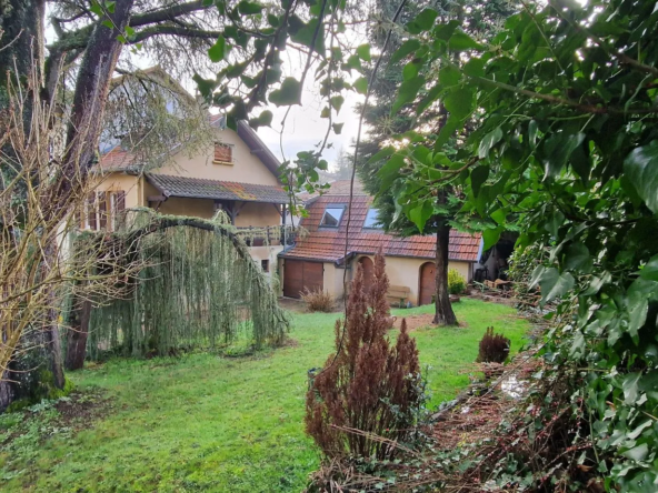 Maison mitoyenne de 143 m² avec jardins et dépendances à Grandris